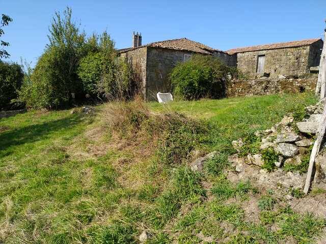 imagen 1 de Venta de terreno con 2 casas de piedra a reformar en Vilamarin