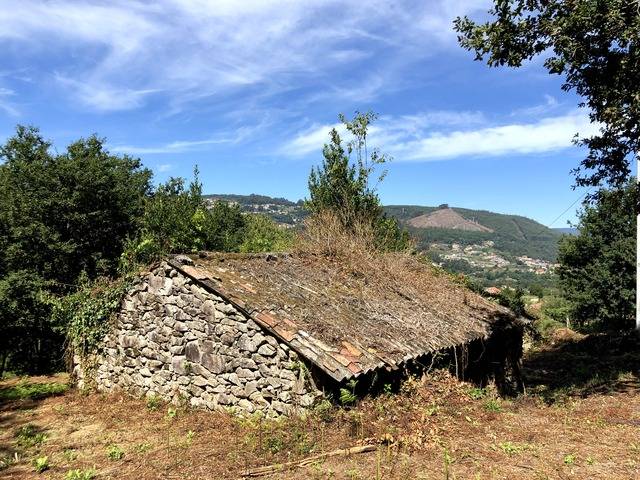 imagen 1 de Venta de terreno con antigua casa y cuadra en Redondela