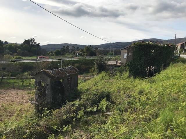 imagen 1 de Venta de parcela con casa y hórreo en Candean