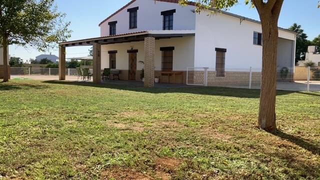 imagen 1 de Venta de terreno con chalet e instalaciones hípicas en Utrera (Sevilla)