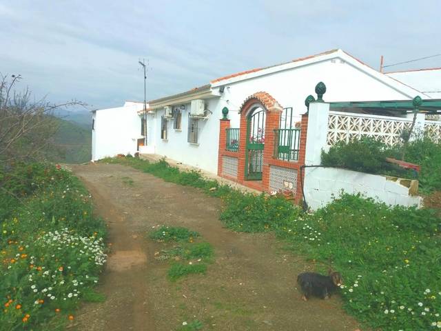 imagen 1 de Venta de casa con terreno en Almogia (Málaga)