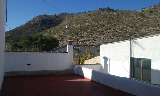 imagen 4 de Venta de casa rural con terreno y nave en Hellín (ALbacete)