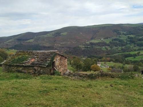 imagen 1 de Venta de estupenda finca con cabaña en San Pedro del Romeral (Cantabria)