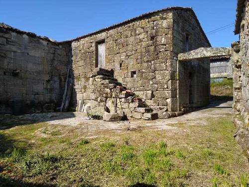 imagen 1 de Venta de terreno con 2 casas de piedra a reformar en Vilamarin