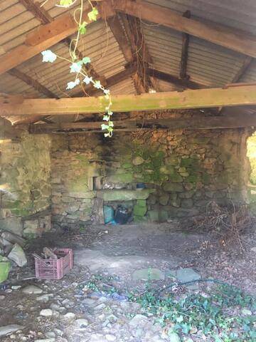 imagen 2 de Venta de terreno con antigua casa y cuadra en Redondela