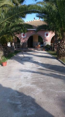 imagen 1 de Venta de parcela con chalet y zona ajardinada en Carmona