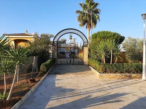 imagen 1 de Venta de bonita finca con chalet y plaza de toros en Utrera