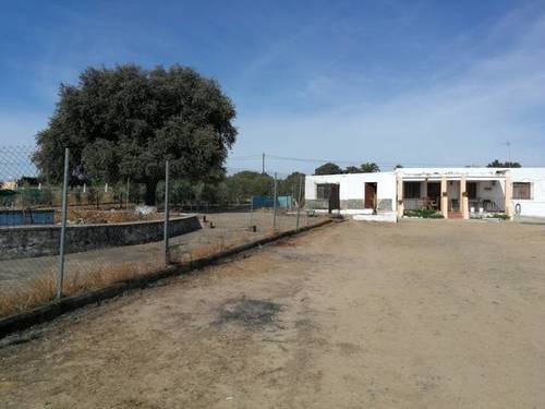 imagen 1 de Venta de parcela con casa y plaza de toros en Guillena