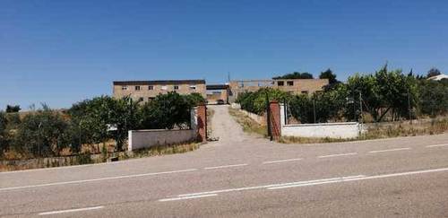 imagen 1 de Venta de finca con varias viviendas y bien ubicada en Lora del Río