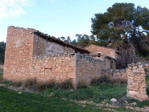 imagen 1 de Venta de finca con masía en Torre del Compte (teruel)