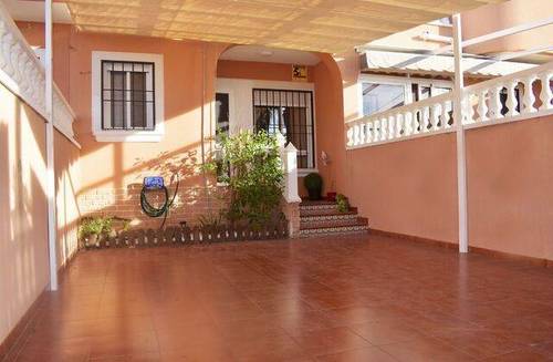 imagen 2 de Venta de casa rodeada de campo en Torrevieja
