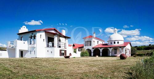 imagen 1 de En venta finca de recreo con vivienda y plaza de toros en Ávila / Salamanca